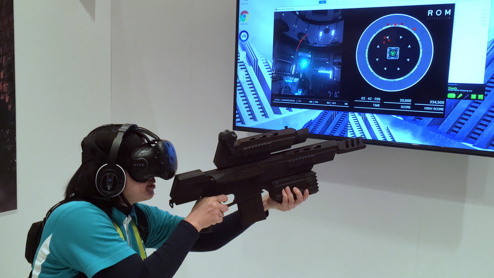 运用虚拟实境游戏枪 vr-15 一手试玩射击游戏《rom》与狙击游戏《the