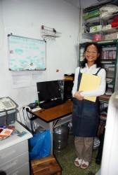 Animate店長黃苑嘉在充滿員工們歡樂氣氛的小小休息室中