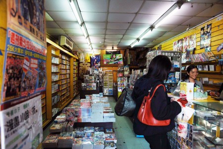 漫畫小子店內的顧客愉快的和店員聊天中