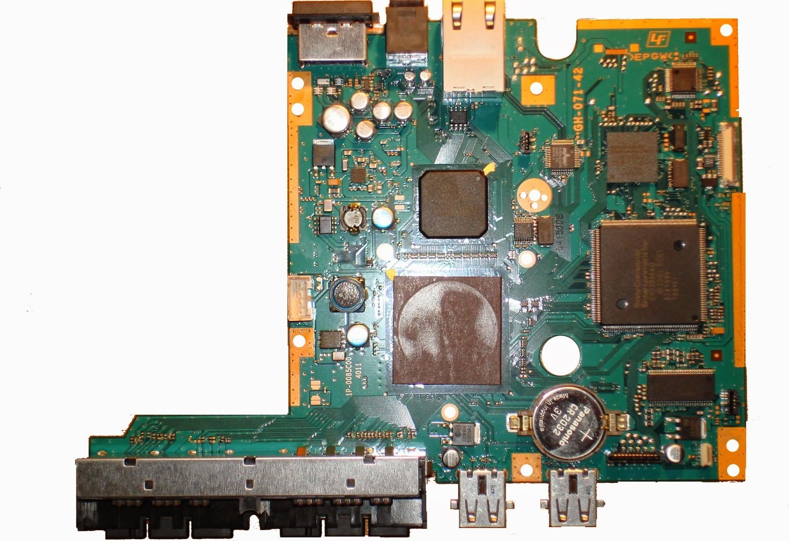 最初的 SCPH-10000 型主機板(左)與最後的 SCPH-90000 型主機板(右)。晶片數量與機板面積大幅縮小,並將 EE、GS 與主記憶體都整合進單一晶片封裝中 image