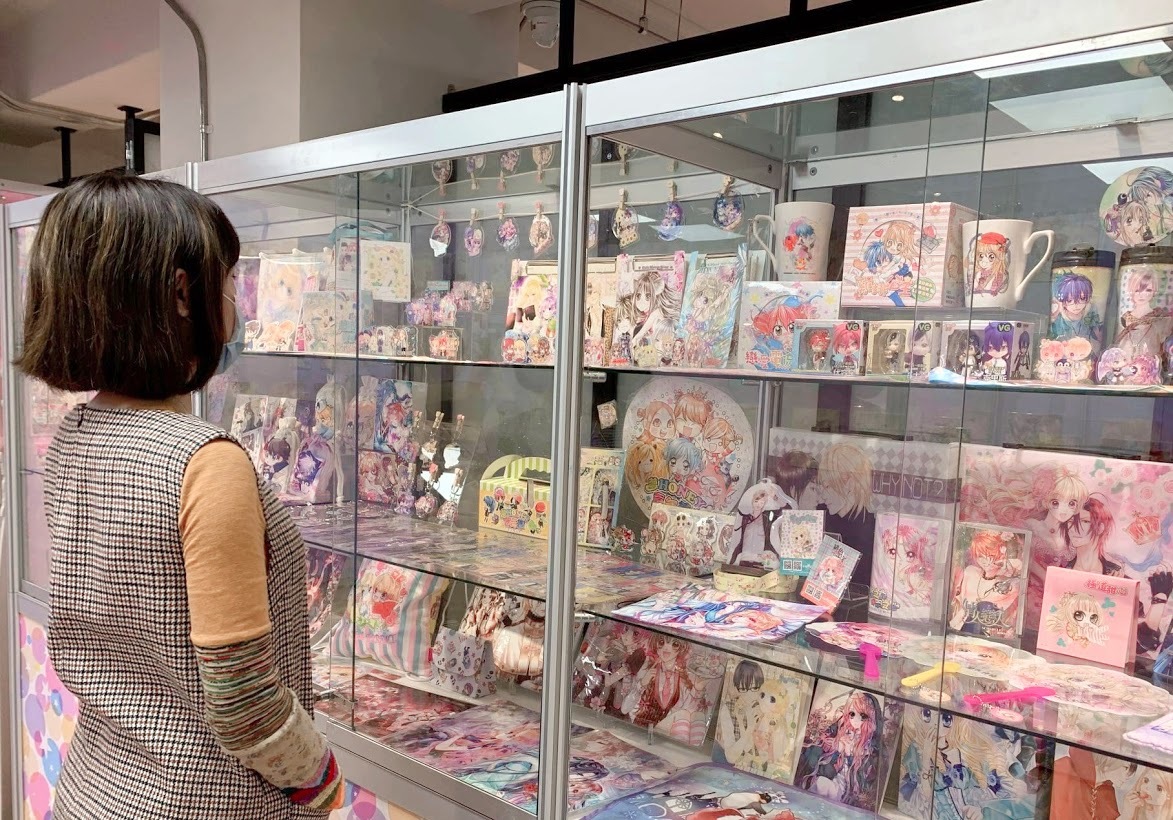 漫畫家柯宥希現場簽名,並細數回憶展覽精品。 image