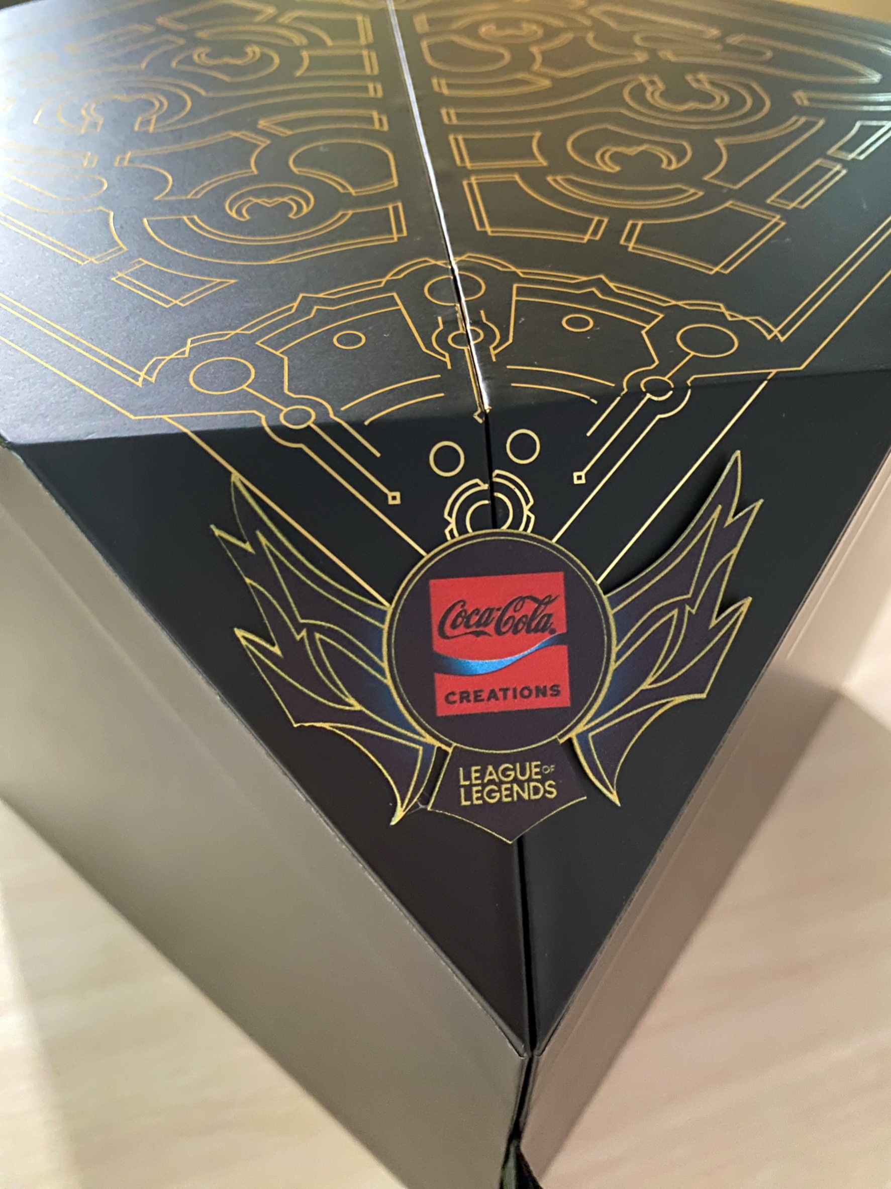 「Coca-Cola 英雄登場 精裝版禮盒」外觀 image