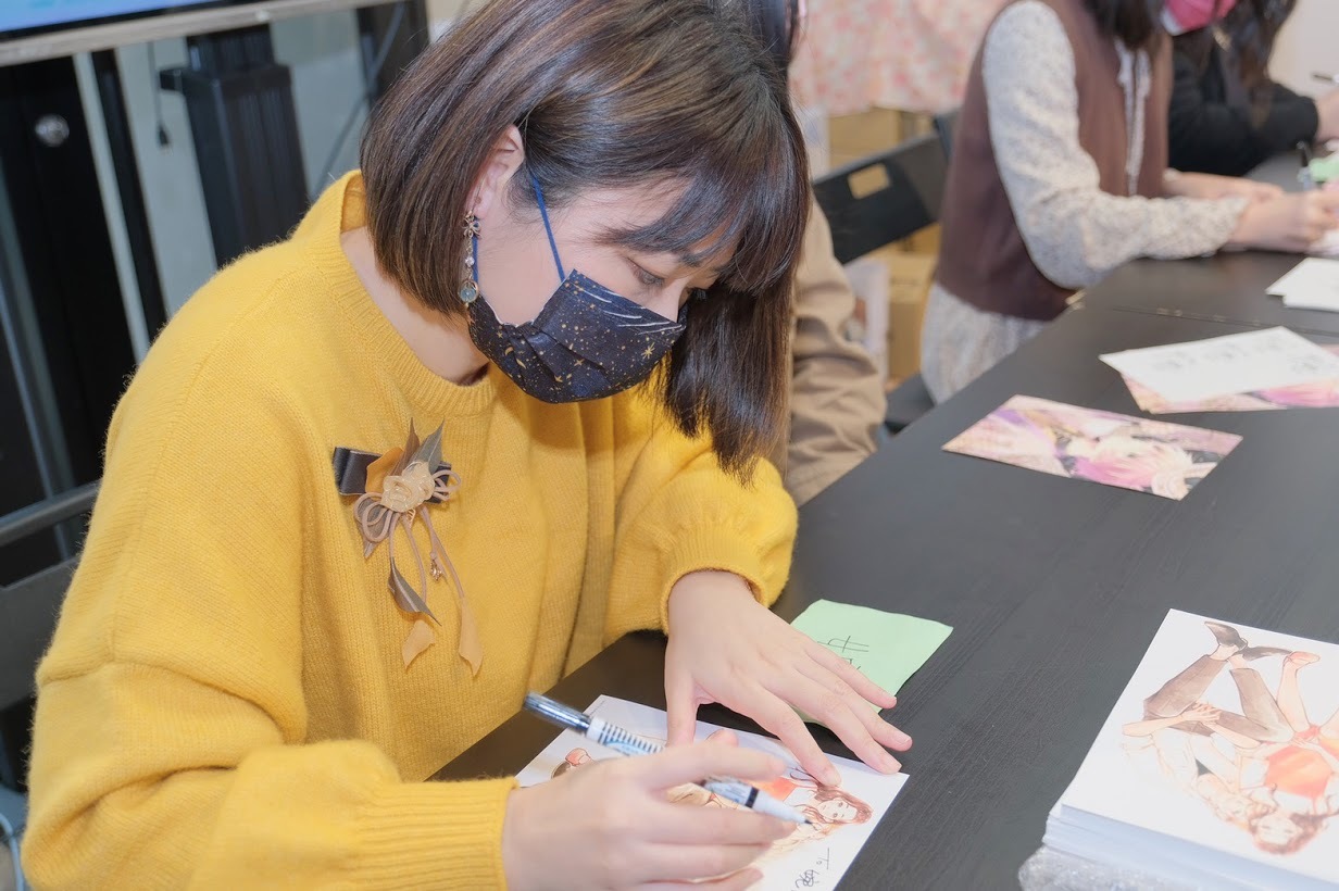 漫畫家柯宥希現場簽名,並細數回憶展覽精品。 image