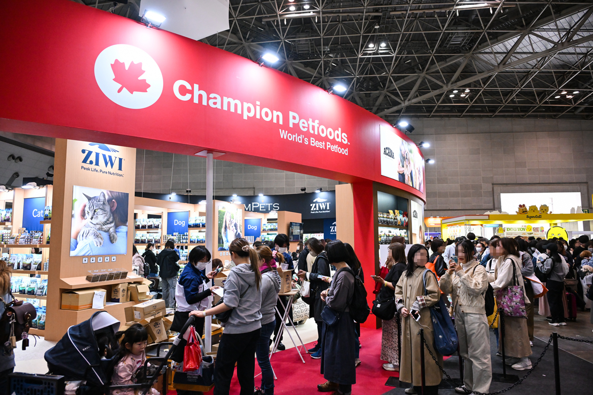 日本國外專區也是空前盛況。有加拿大、中國等總計十七個國家地區參展。其中尤其以販售「ACANA」「Orijen」等蔚為全世界搶手的高級寵物食品「冠軍寵物食品」攤位,在展場內可說是人潮最誇張的 image