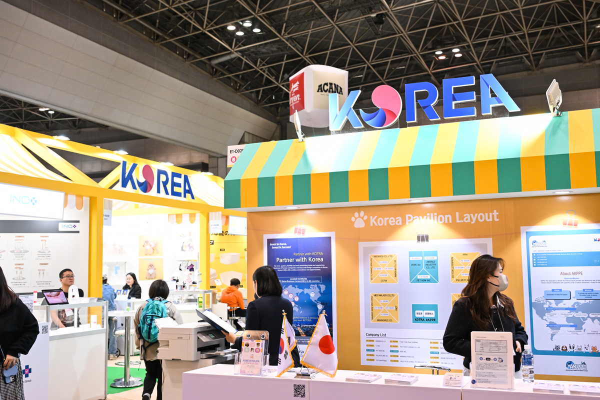 日本國外專區也是空前盛況。有加拿大、中國等總計十七個國家地區參展。其中尤其以販售「ACANA」「Orijen」等蔚為全世界搶手的高級寵物食品「冠軍寵物食品」攤位,在展場內可說是人潮最誇張的 image