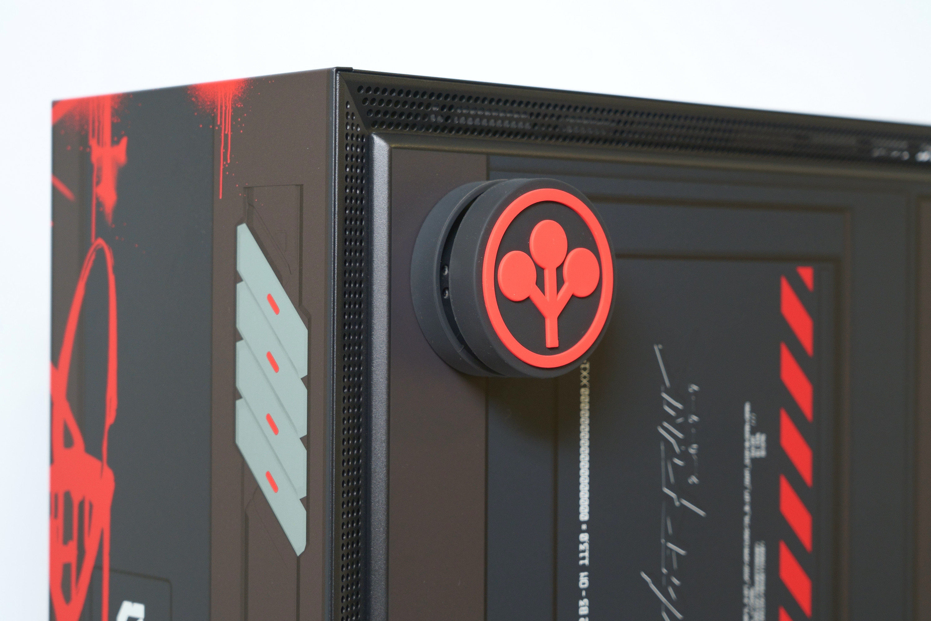 內附磁吸式的荒坂公司商標的造型 Puck,可以吸附在前面板或右側板上 image