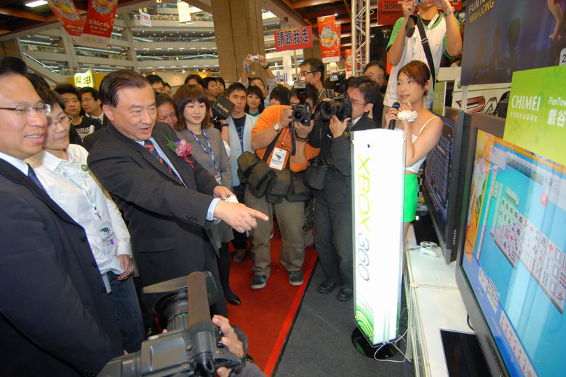 尹啟銘試玩遊戲