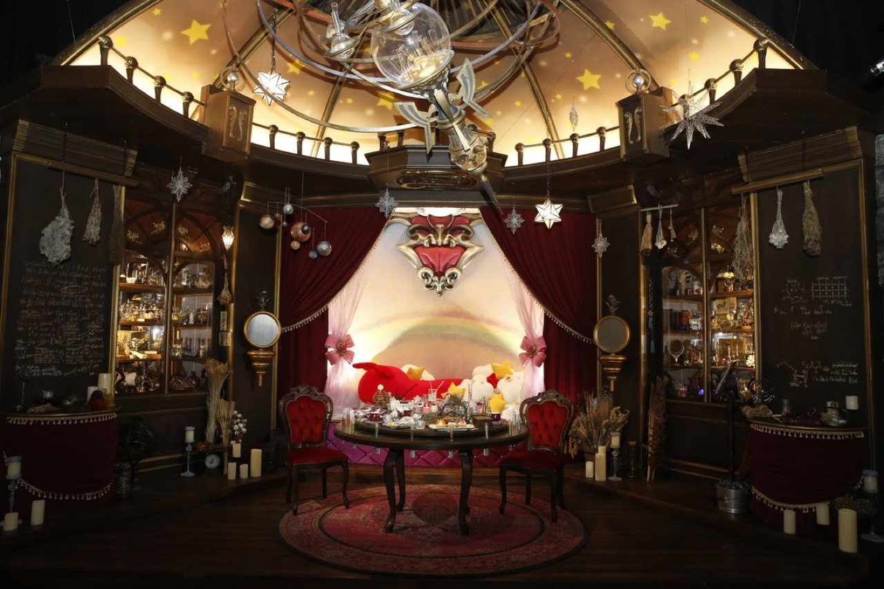 以卡莉歐斯托蘿平時用來做實驗的房間為藍本所打造出來的攝影區。除了有實驗道具以外,還有可愛的烏洛波羅斯布偶 image