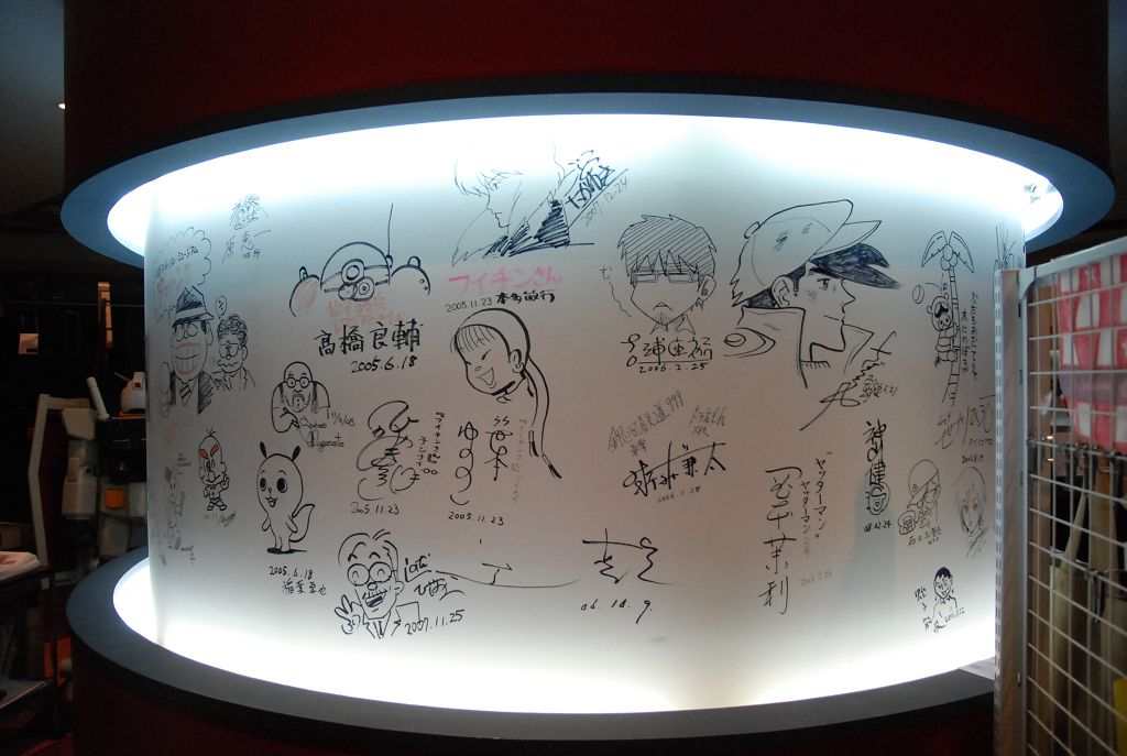 櫃台的大圓柱有許多名人簽繪