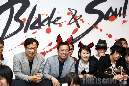 NCSoft執行長金澤辰也開心地觀戰