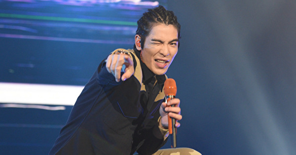 歌手萧敬腾演唱为 2018 IESF 电竞赛事正式揭开序幕 前职业选手 Bebe 代表选手宣誓