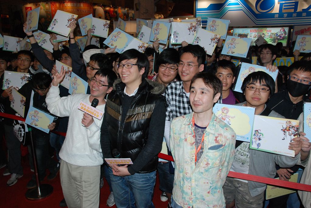 三人與台下粉絲合影