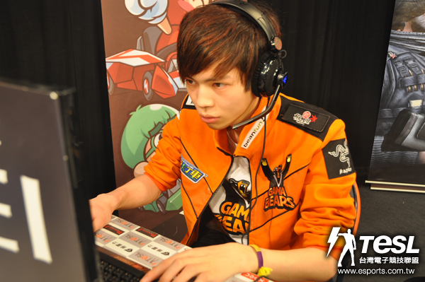 上季MVP歐文(余弘安)創聯盟記錄首度騎兩輪車上場