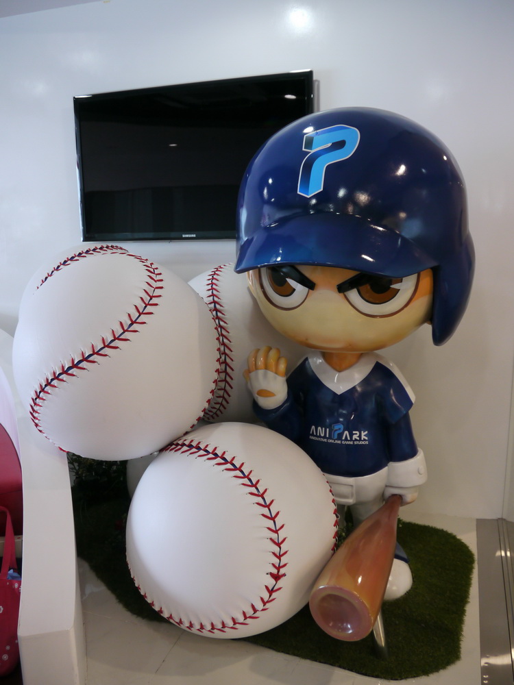 一進門就看到巨型《全民打棒球》娃娃