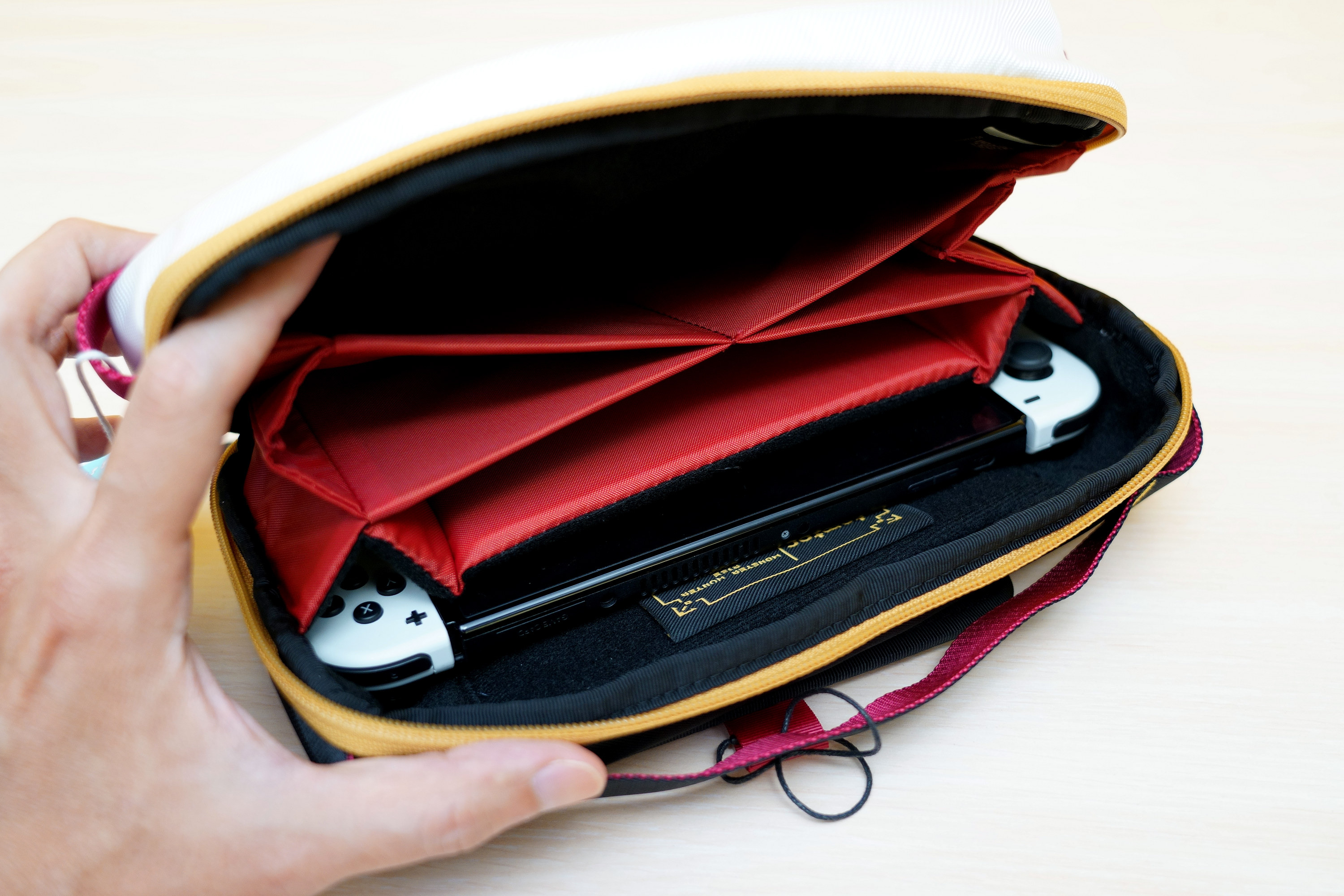 最下面的空間是專門擺放 Nintendo Switch 主機用的,左右兩側的凸起可以防止收納時壓迫 / 誤觸到 Joy-con 控制器的搖桿或按鈕 image