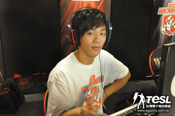 重新回到職業賽場,鋼鐵人(何富維)有明顯的進步,失誤率也降低不少