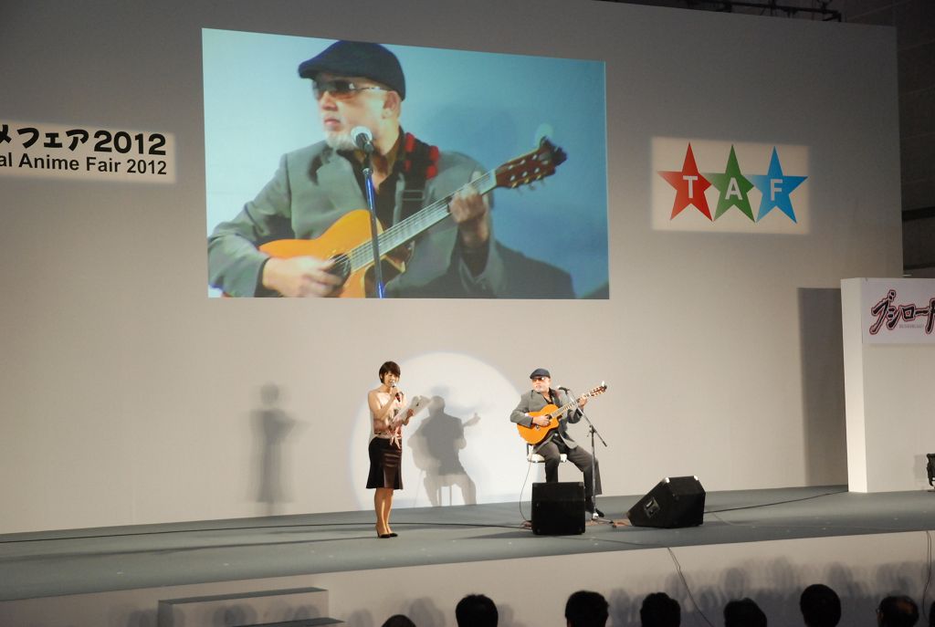 歌手 Charlie Kosei 的現場演唱