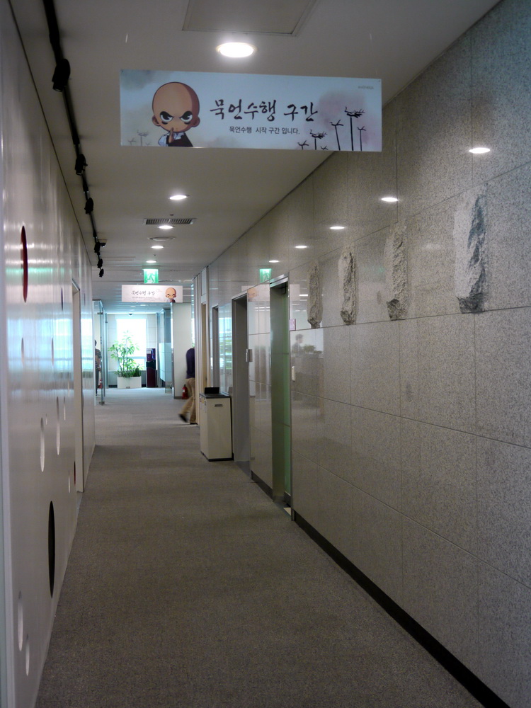 走道上掛著繪有《全民打棒球》風格角色的海報