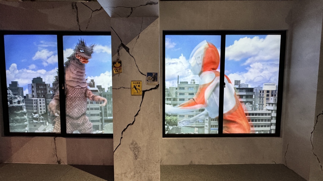 宛如在建築內觀看超人力霸王與怪獸對決 image