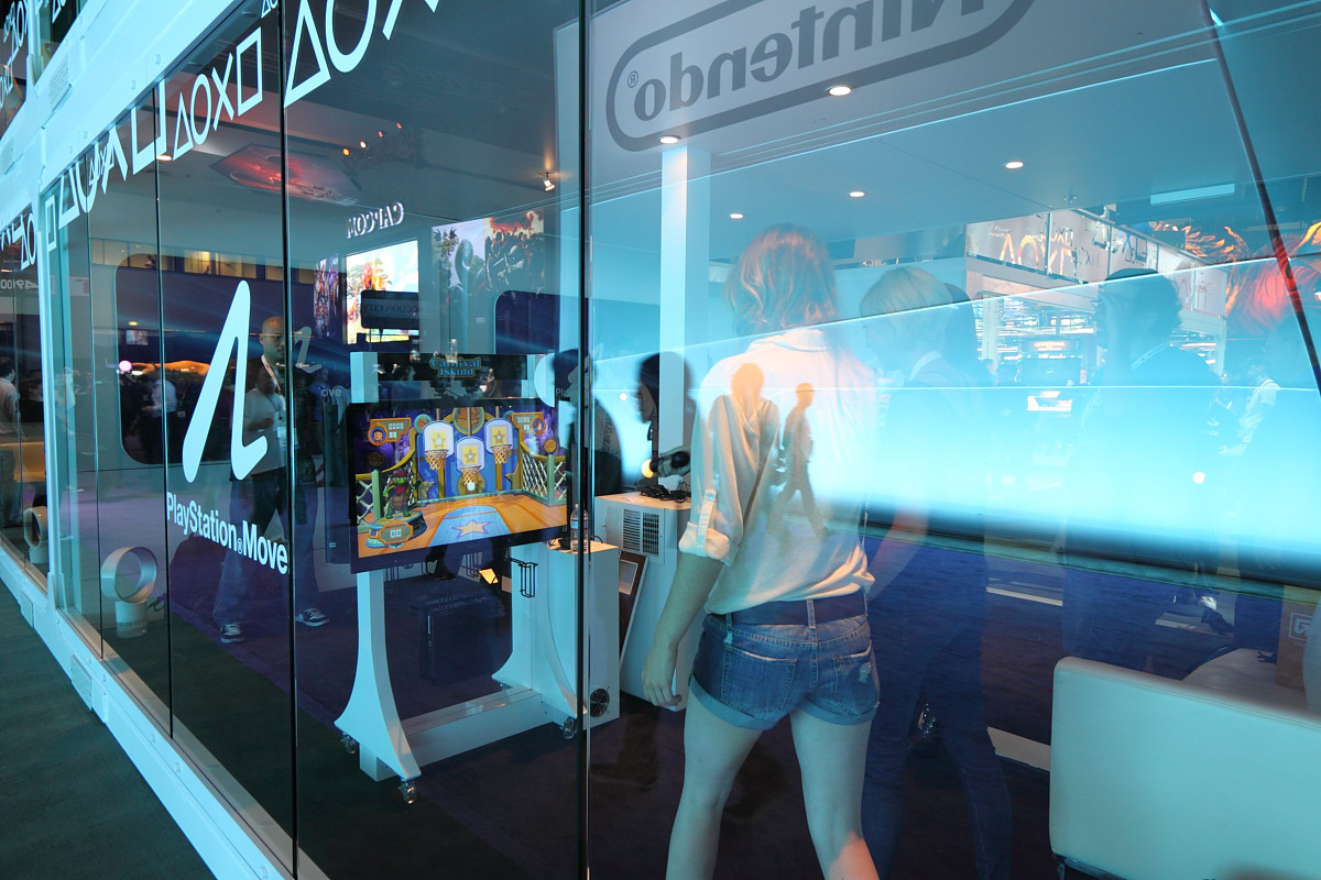 從外面就可以看到裡面試玩的狀況