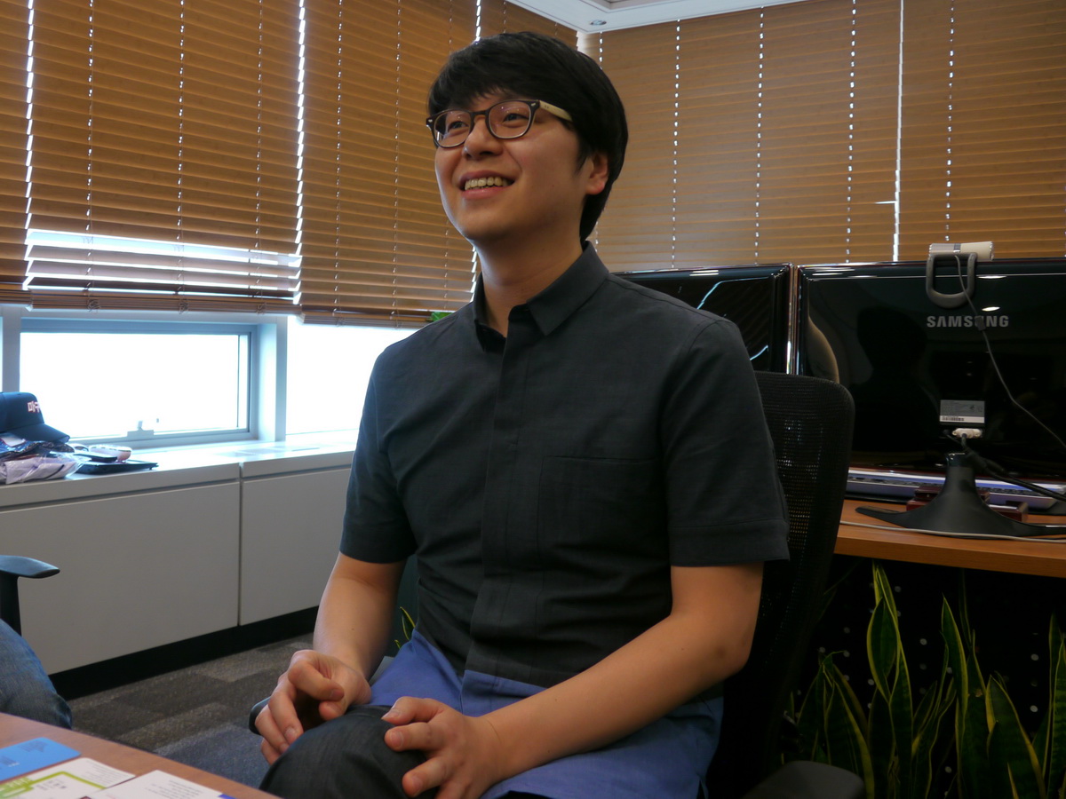 金弘圭在個人辦公室內接受巴哈姆特 GNN 等台灣媒體訪問