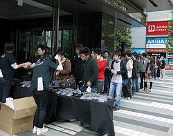 會場的受理櫃台前排成了長龍,由於隊列太長變成了繞住大樓的狀態啊