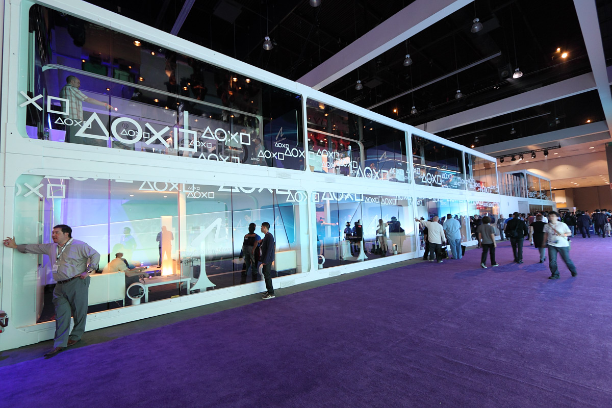 靠中央走到一整排的 PlayStation Move 試玩區