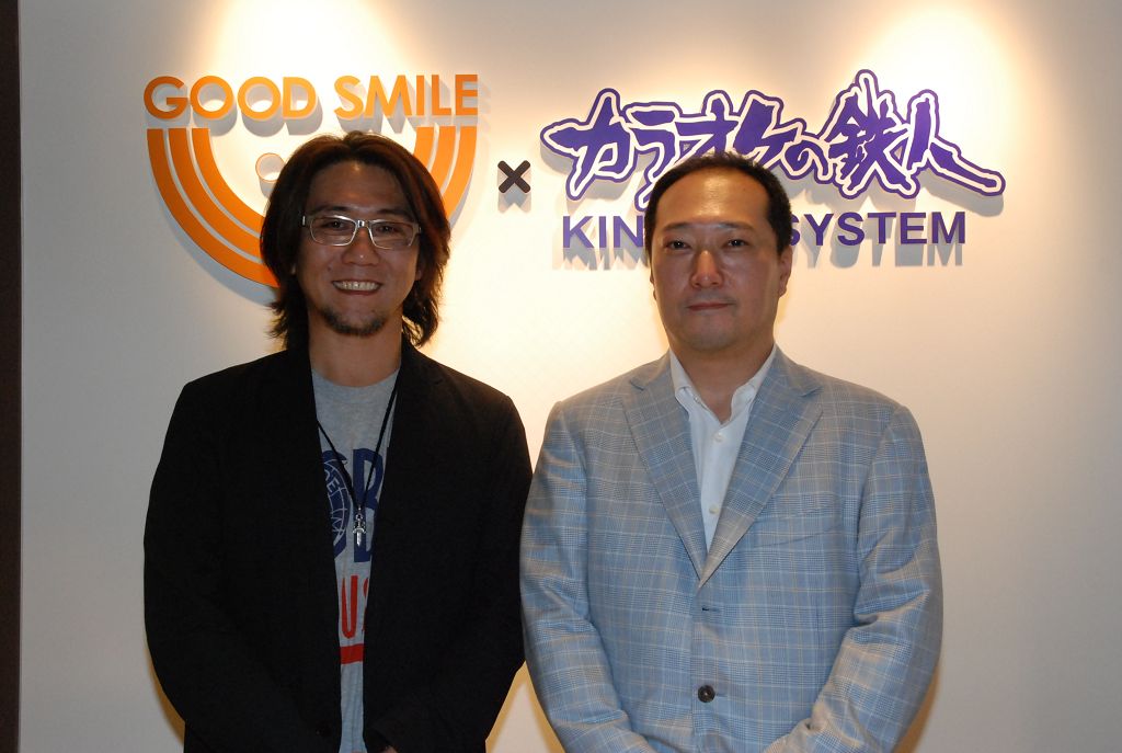 Good Smile Company 執行董事長安藝貴範(左)及卡拉 OK 鐵人公司的執行董事長日野洋一