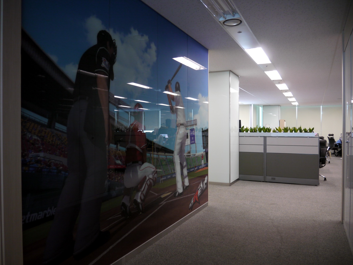 公司走道上有著《真實棒球》大型宣傳圖