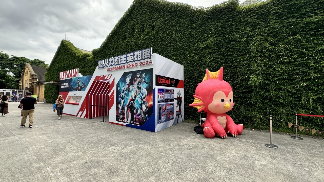 售票亭旁邊有著《ULTRAMAN:崛起》的小怪獸 image