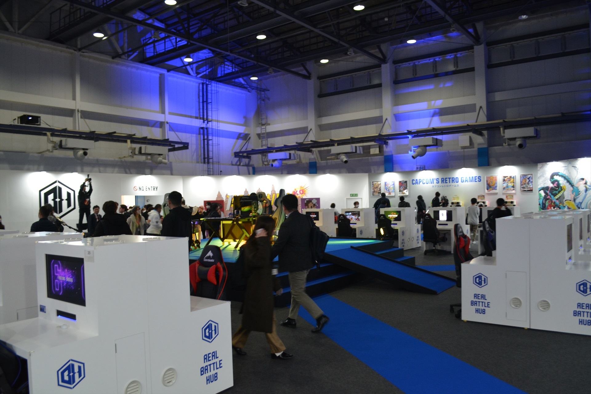 對戰機台為 13 組 &中央舞台 1 組及六台單人遊玩用 PC image