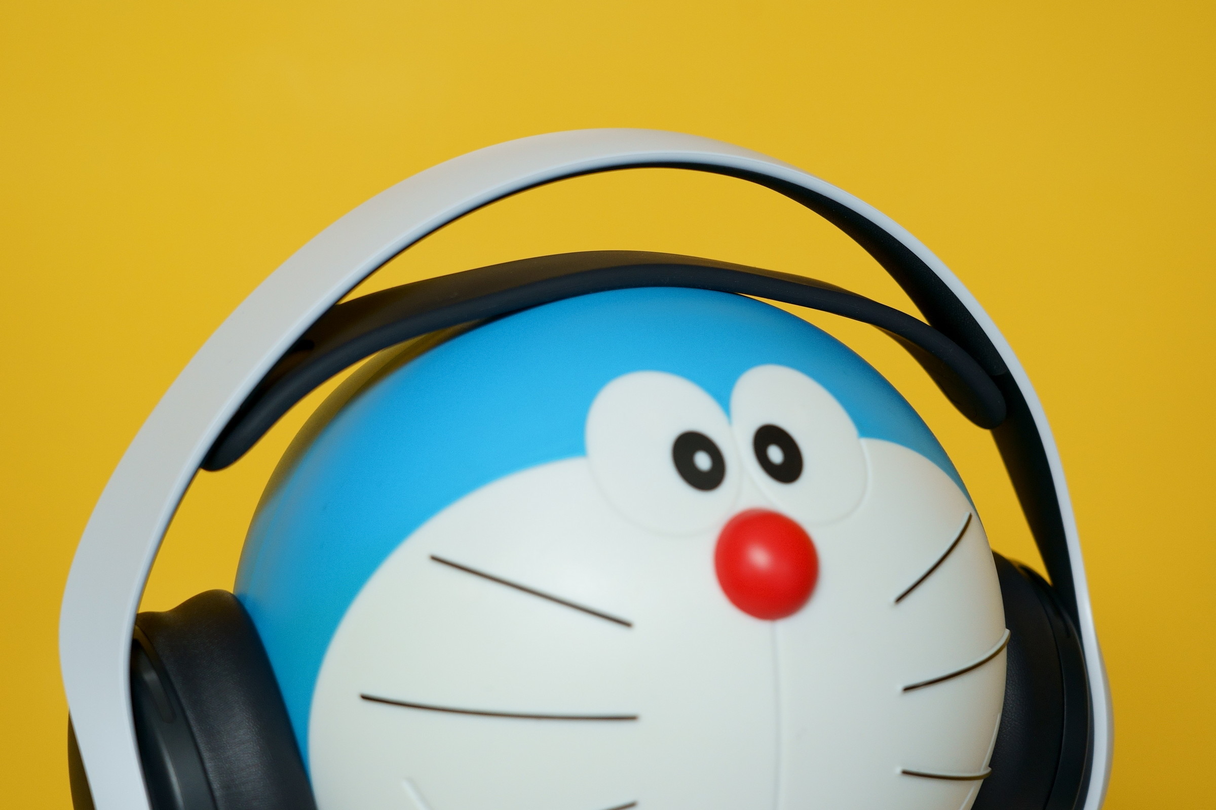 耳機組頭箍處有彈性橡膠製成的托帶,可以分散配戴時對頭頂的壓力 image