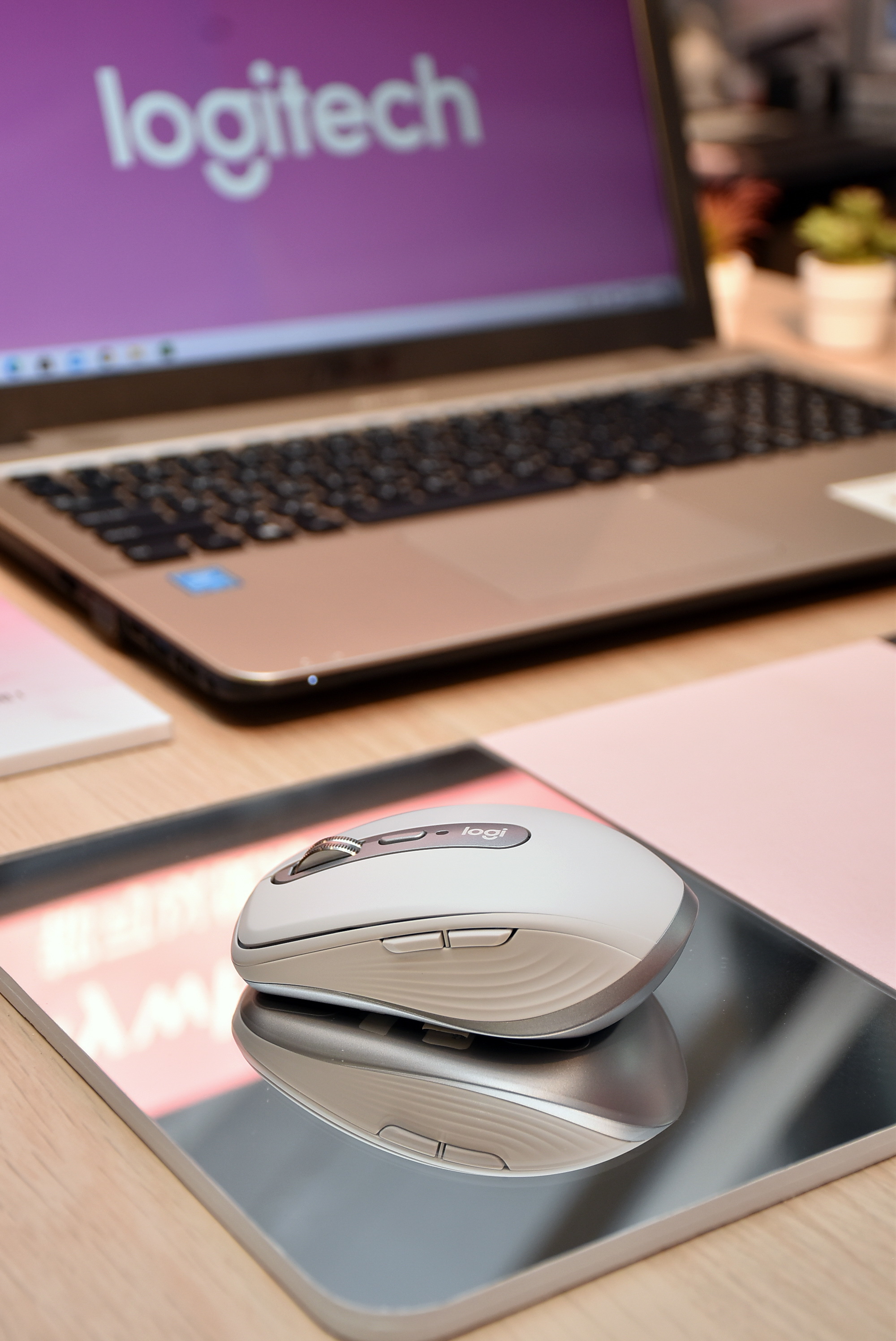 現場展示此款滑鼠可在各種表面像是玻璃、磁磚、大理石、木頭上使用 image