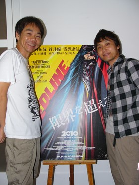 石井克人(左)與小池健(右)在《超時空甩尾》海報前合影。