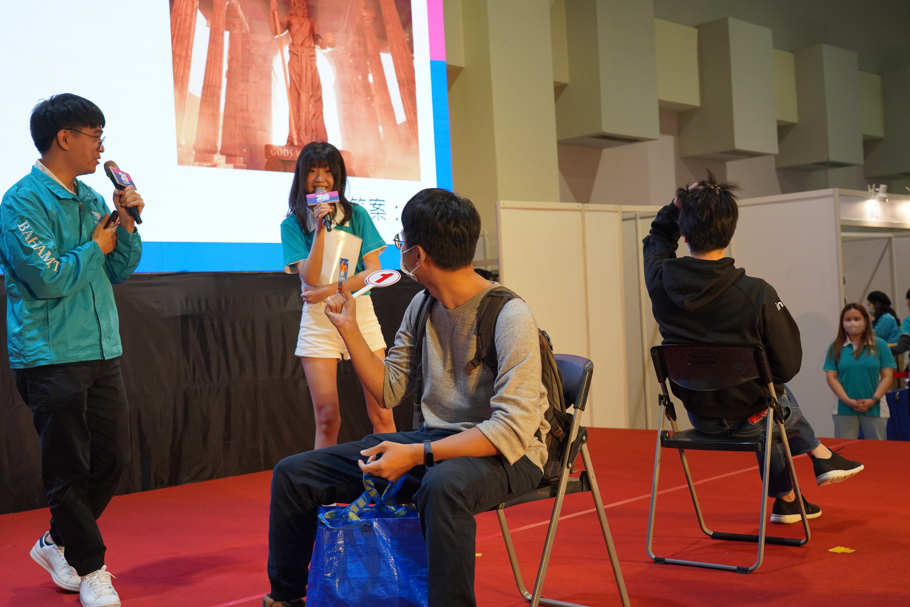 主持人邀請留到最後的兩位選手上台背對背就坐,此時小黑手上還有一張加命菇 image