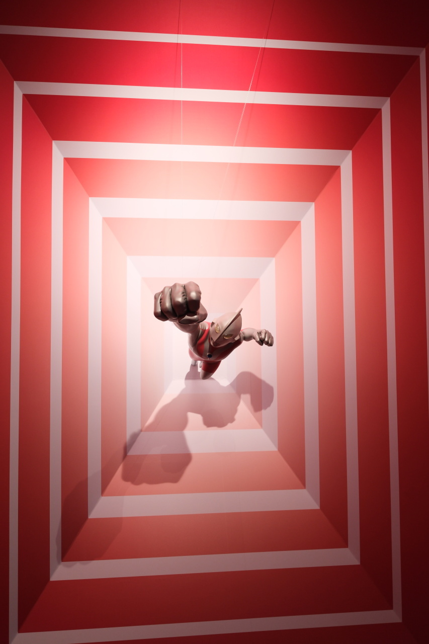 一進入展間就可以看到超人力霸王最經典的變身動作 image