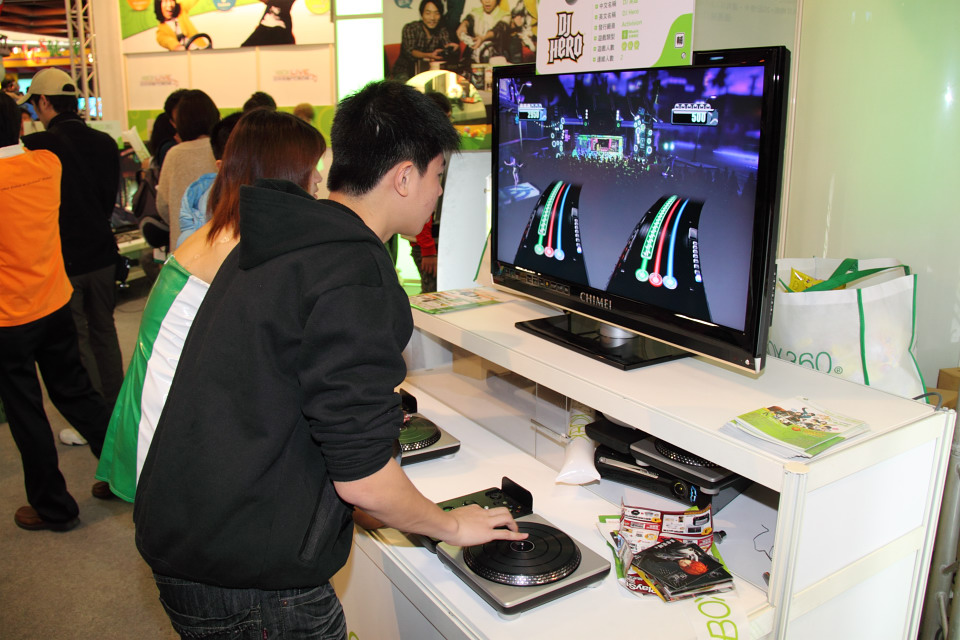 以 DJ 唱盤控制器遊玩《DJ 英雄》