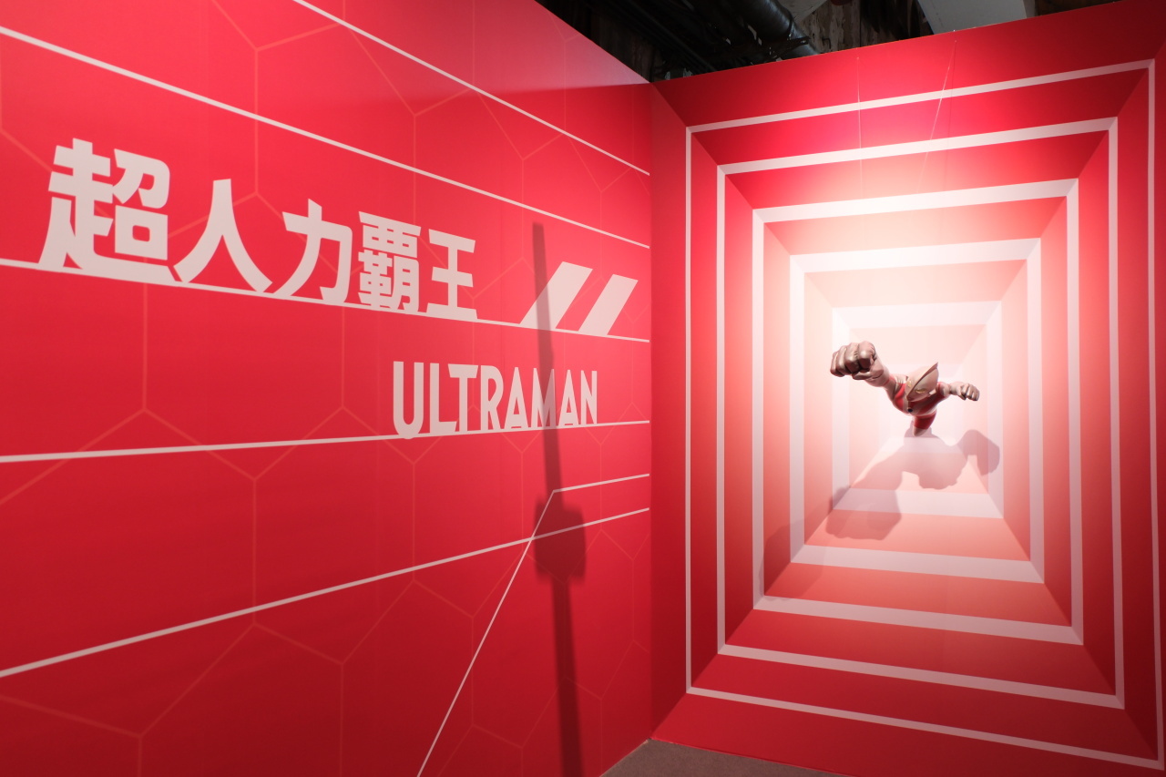 一進入展間就可以看到超人力霸王最經典的變身動作 image