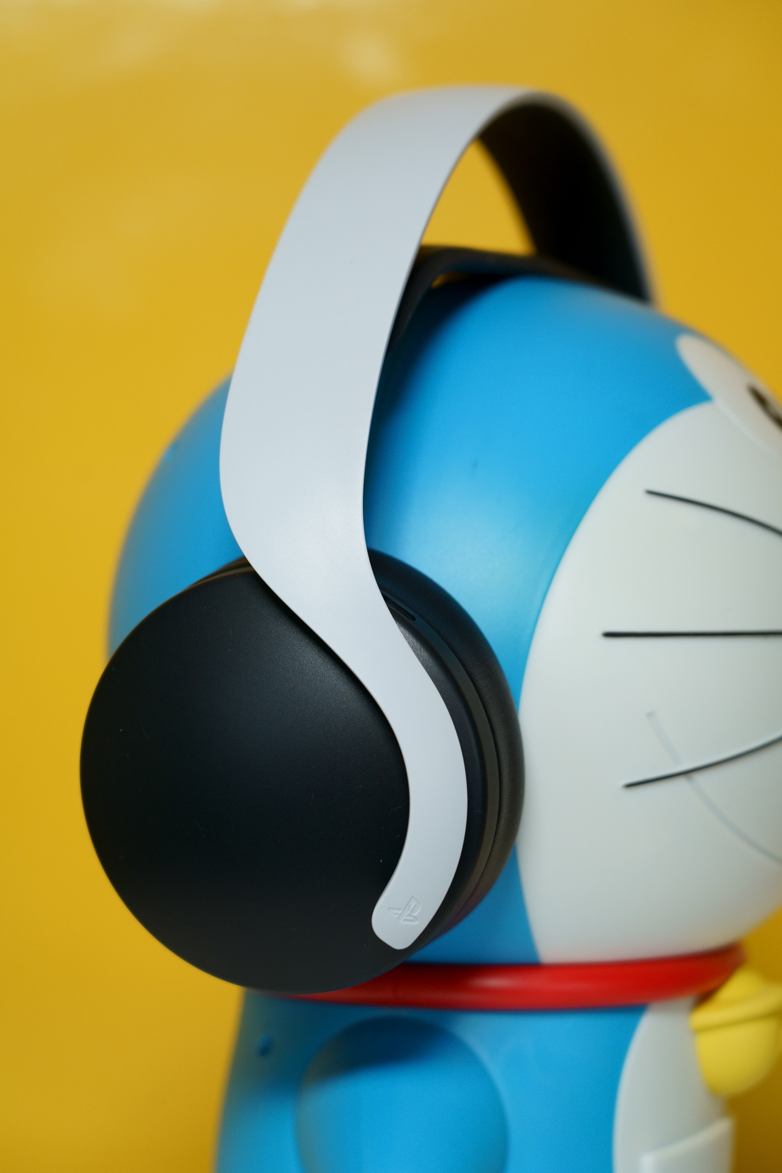 耳機組頭箍處有彈性橡膠製成的托帶,可以分散配戴時對頭頂的壓力 image