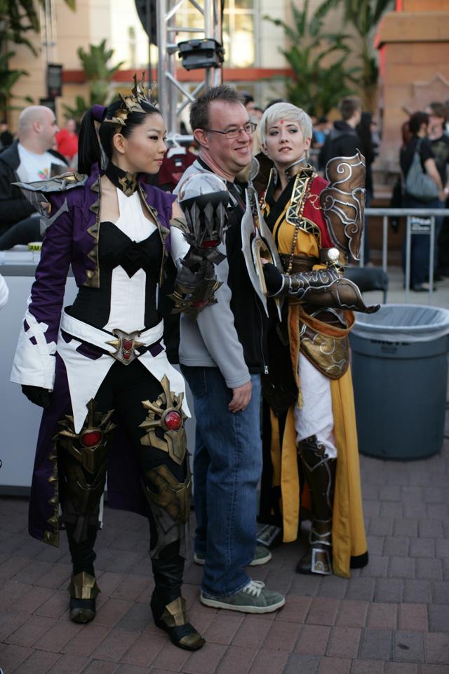 《暗黑破壞神 3》遊戲總監 Jay Wilson 現身與 Coser 合影