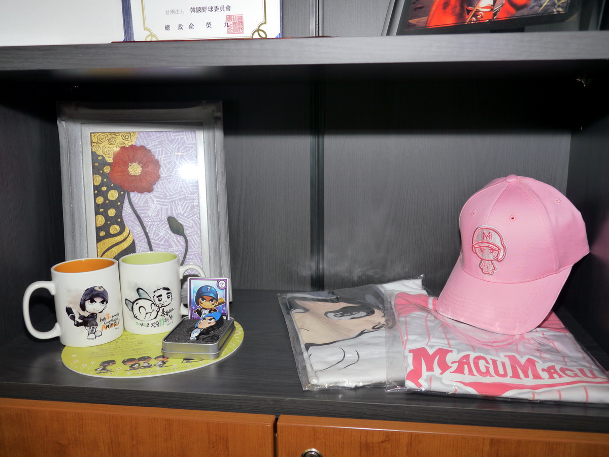 《全民打棒球》周邊產品,可以看到角色造型隨身碟、球衣、馬克杯等