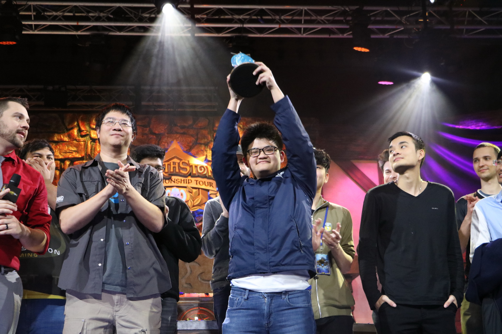 访问以让二追三夺《炉石战记》世界冠军台湾选手 tom