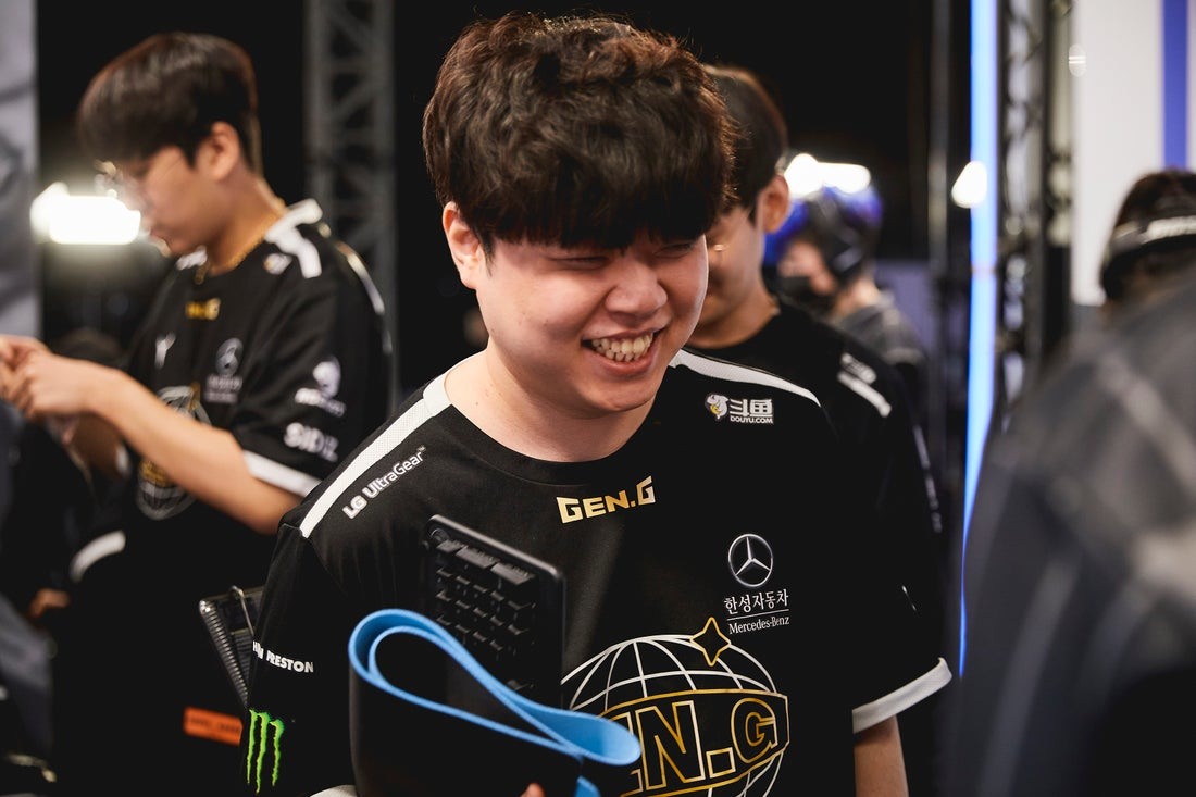 經過世界大賽史上首次四方加賽後,GEN 取得 D 組第一晉級八強(照片來源:Riot Games) image