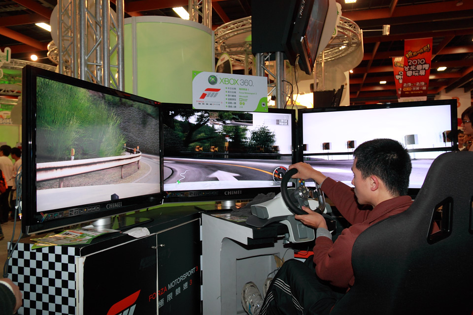 《極限競速 3》3 螢幕豪華駕駛座