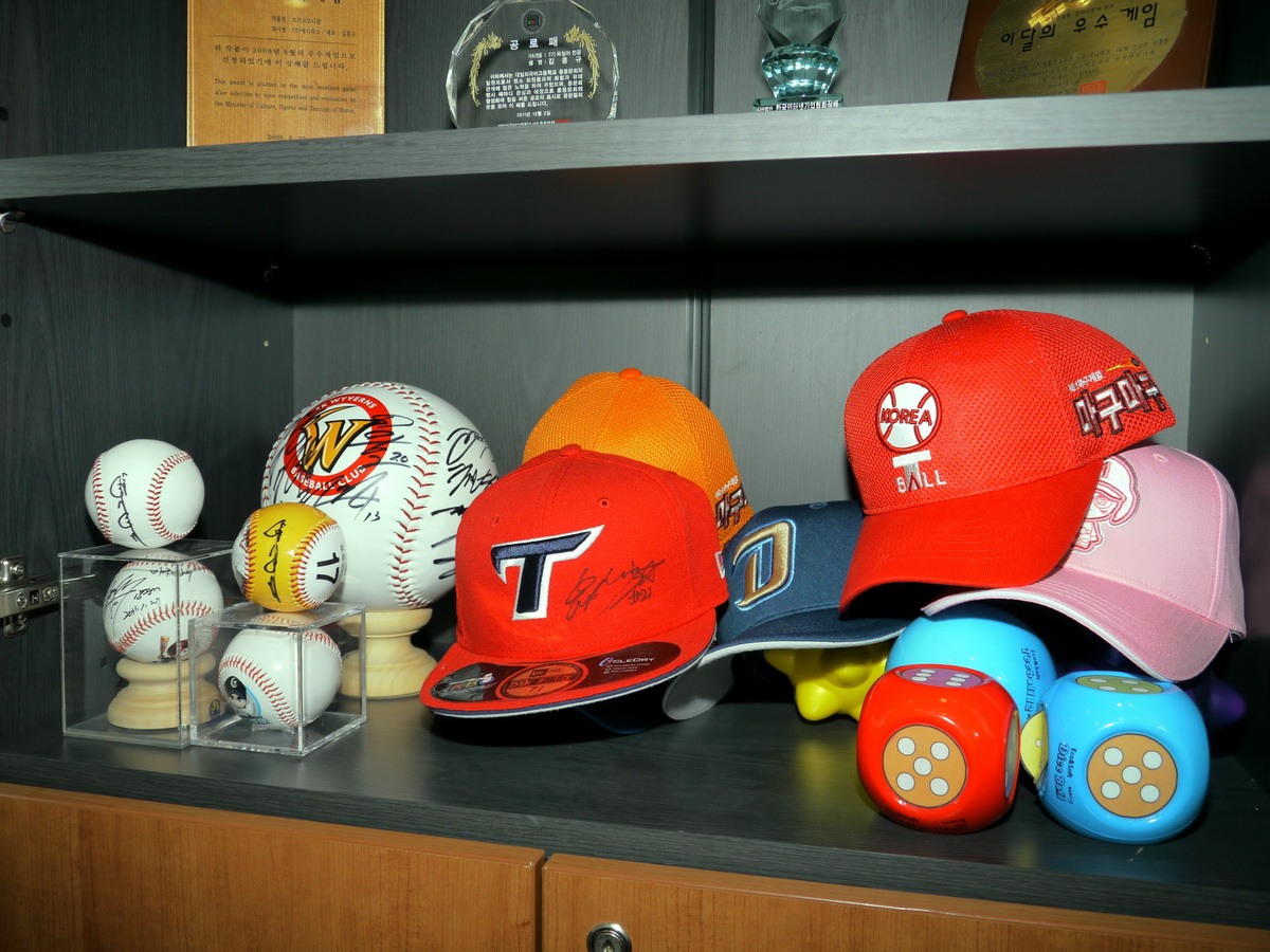 辦公室內收藏著球員的簽名球、簽名帽