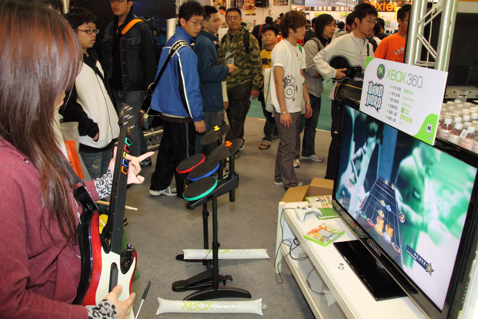 以吉他與鼓組控制器遊玩《樂團英雄》