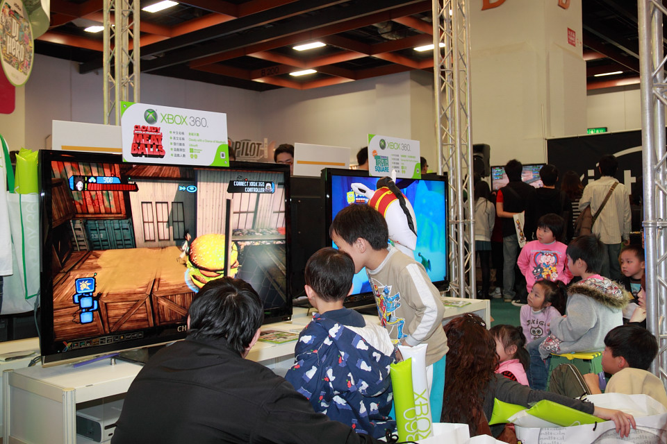 聚集了許多小朋友的兒童樂園