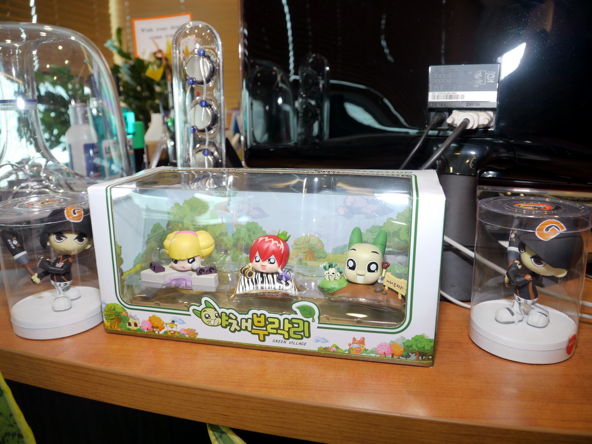 執行長桌上擺著公司遊戲周邊