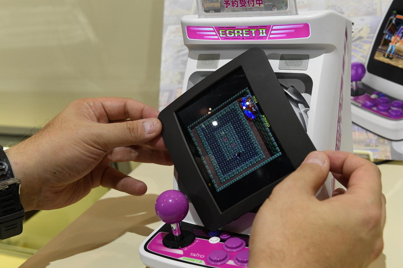 隨時都可以旋轉螢幕。壓下畫面邊框的角落就會讓螢幕彈出來,往右迴轉後再往下按一次就能讓螢幕回歸原位(從橫向→轉至直向的情況下)。顯示格式也會配合這個動作來進行切換 image