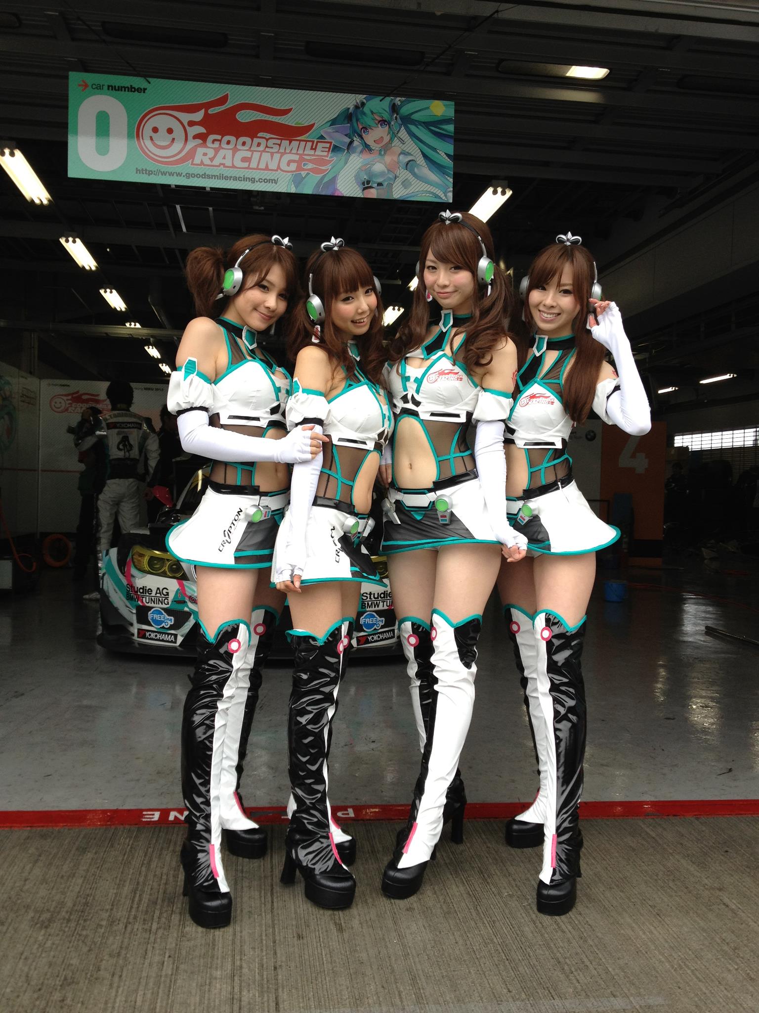 「賽車初音粉絲團 2012」賽車女郎,左起,立花サキ、佐藤彩奈、蒼井晴香、鴻上聖奈